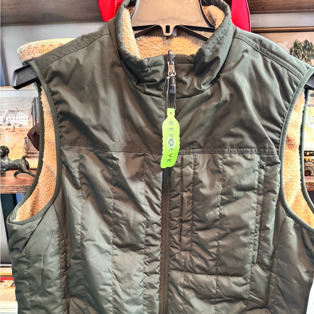 Mens puffer/quilted vest. NWT. Sherpa type insulation. Size Large.